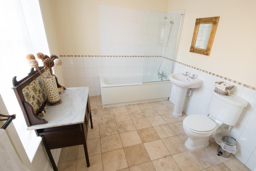 Hewitts Hotel And Restaurant Newport  Extérieur photo